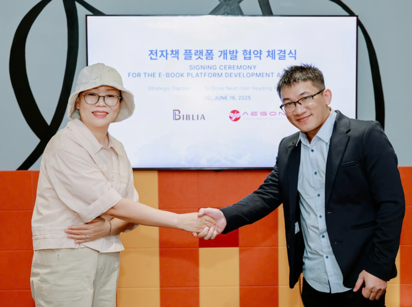 Representative of Aegona and Biblia at the cooperation signing ceremony